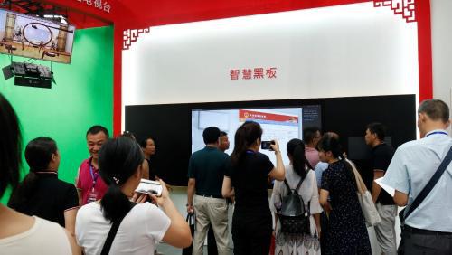 第八屆廣西教育裝備展召開 文香智慧黑板受關注