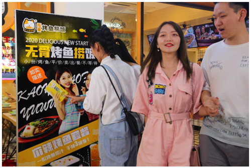 戀上魚的貓無(wú)骨烤魚，明廚亮灶，讓顧客吃的放心