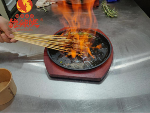 饞辣俠烈火牛肉精選食材追求產品質量