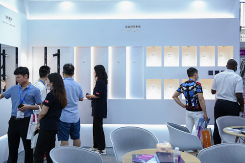 盈趣智能管家攜明星產(chǎn)品驚艷亮相寧波國際照明展
