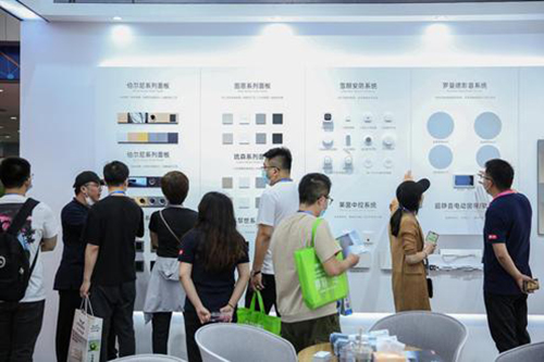 盈趣智能管家攜明星產(chǎn)品驚艷亮相寧波國際照明展