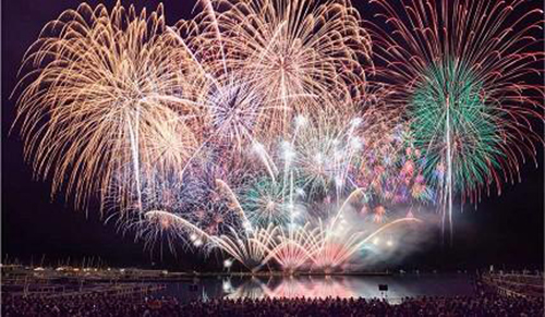 豪斯登堡「光之王國」夏日祭典，用煙火與燈飾迎接夏天