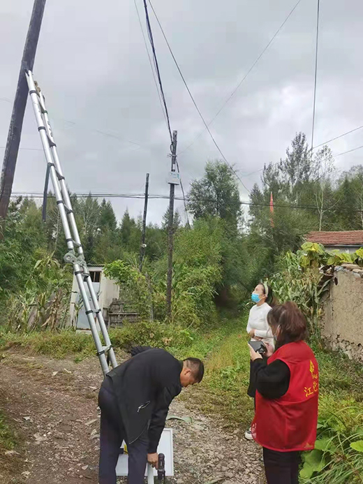 盞盞路燈照小巷 閃閃發光暖人心