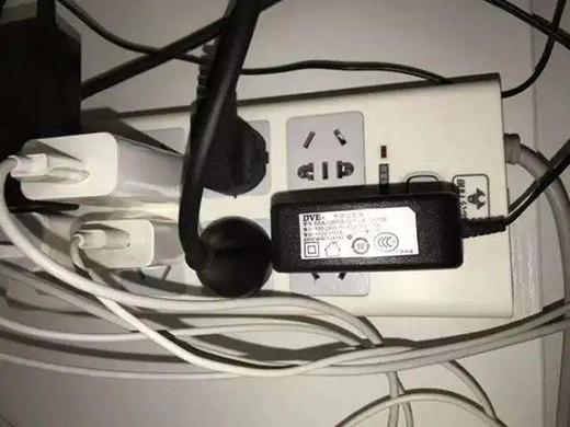 品字形轉換插座，不遮擋相鄰插孔，便捷用電