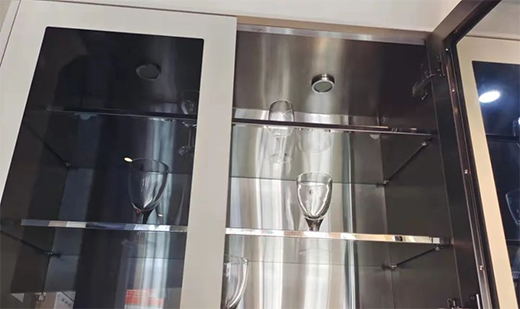 當玻璃遇上全鋼，展現廚房的通透視效