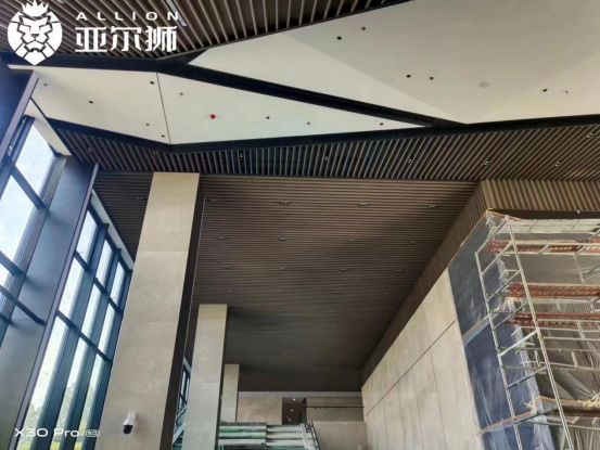 亞爾獅鋁制品定制：波浪鋁方通，演繹空間藝術(shù)的魅力